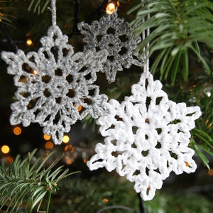 Preciosos copos de nieve para Navidad - Adorno y decoración para regalos - 2 tamaños (Patrón de ganchillo en PDF)