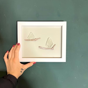 Weißes Segelboot, Schiff, Segelschiff Treibholz Seeglasbild Meerglasbild Strandglas Insel Rügen