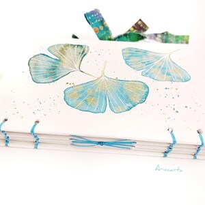 Taccuino copto A6, dipinto e rilegato a mano, 10,5×15 cm, in carta riciclata, Ginkgo Biloba Azzurro