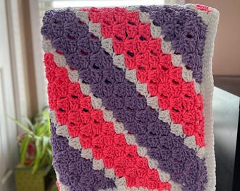 ストライプ模様のコーナートゥコーナーかぎ針編みブランケットパターン