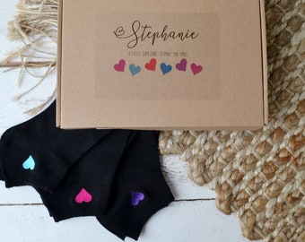 Confezione regalo di calzini a forma di cuore ricamati: regalo personalizzato per la cassetta delle lettere