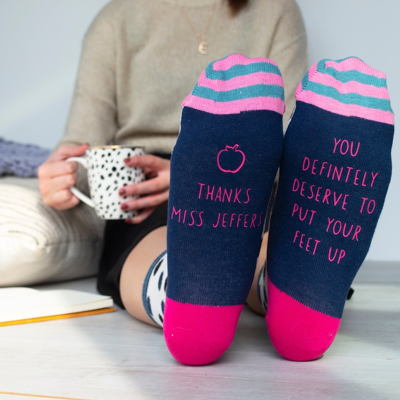 Pon los pies en alto calcetines personalizados estampados para maestros imagen 1