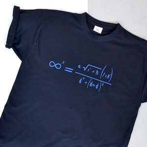 Peut inclure: Un t-shirt noir avec une équation mathématique bleue imprimée sur le devant. L'équation est "∞ = a√(r+h/(7xe')) / d°+(d÷d)y".