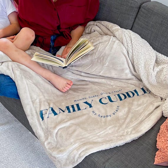 Glücklicher Ort ist Familie Kuscheln personalisierte Decke