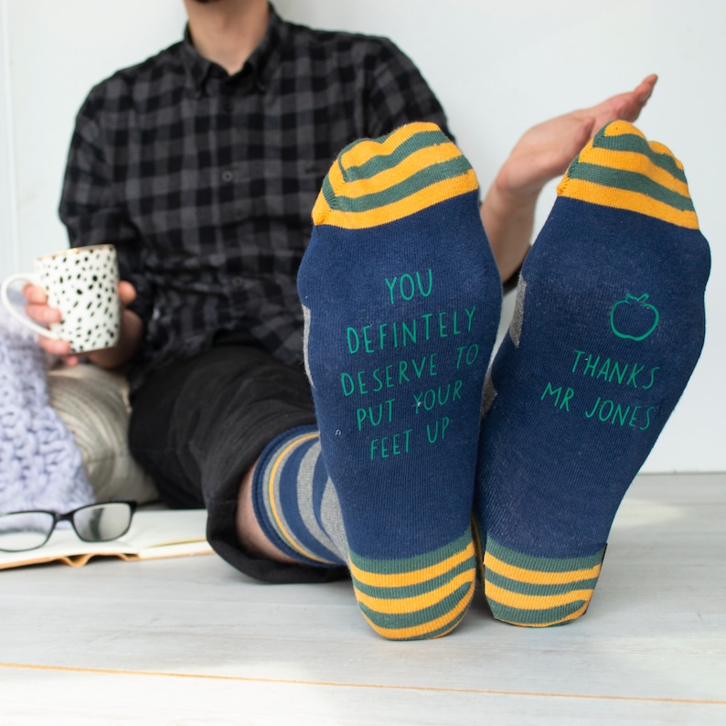Pon los pies en alto calcetines personalizados estampados para maestros imagen 2