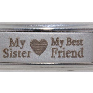 Puede incluir: Encanto de pulsera de encanto de plata con el texto grabado "My Sister My Best Friend" y un símbolo de corazón.