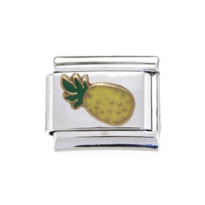 Puede incluir: Un charm de pulsera de plata con una piña amarilla y hojas verdes.