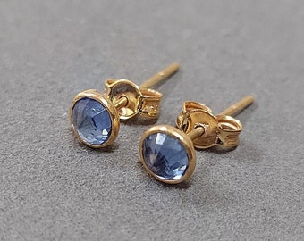 Pendiente de espárrago de oro diminuto de zafiro azul, tachuelas de zafiro, joyería de oro de 10K, pendiente de perno de oro pequeño, tachuelas azules, piedra de zafiro redondo (1 par)