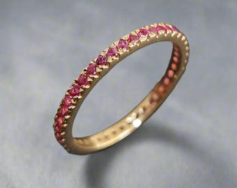 14k gouden Ruby Eternity-ring: minimalistische stapelband