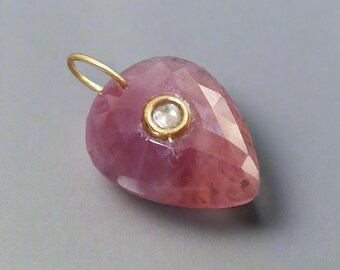 Ciondolo in oro 18k con zaffiro rosa e diamante inciso