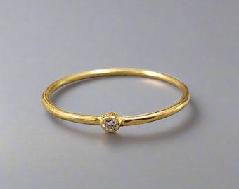 Handmade 18k Gold Ring: Minimalist Diamond Hammered Band