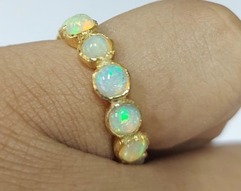 Ethiopische opaalring van 4,5 mm, minimale sieraden, 18K goud vermeil Eternity-ring, ronde opaalring, stapelring, opaalring, Eternity-band