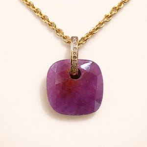 Colgante de oro de 14 quilates con rubí natural y diamantes, piedra natal de julio, gema perforada.