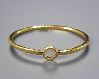 Anello in oro 18k con diamanti taglio rosa: sottile fascia martellata