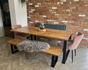 Mesa de comedor con bancos. Mesa rústica hecha a mano con bancos a juego y patas de acero. Patas de Horquilla o Patas de Acero Industrial. Regenerado.