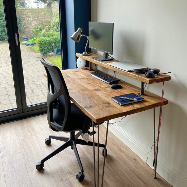 Schreibtisch mit Monitor Stand. Rustikales Design aus nachhaltigen Holzarten. Handmade zu Hause oder im Büro. Add-ons - Kabelführung und Tastaturablage.