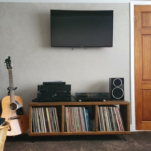 Soporte para tocadiscos. Mueble rústico de madera para guardar discos de vinilo. Soporte para TV con espacio para exhibir discos de vinilo. Madera reciclada y patas de horquilla.