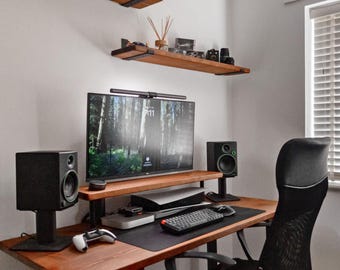 Houten bureau. Zwaar uitgevoerd massief houten blad en massief stalen poten. Handgemaakt op bestelling.  Optionele monitorplank en toetsenbordlade. Volledig klantgericht.