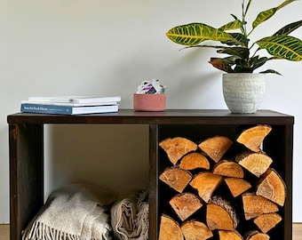 Rustieke houten houtopslag: brandhout en dekens voor binnen/buiten