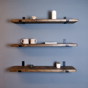 Étagères rustiques en bois de récupération. Options de supports en L en acier noir robuste de style industriel ou de supports d&#39;étagère flottants disponibles.