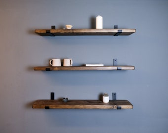 Rustieke planken van teruggewonnen hout. Zware zwarte stalen L-vormige beugels in industriële stijl of opties voor zwevende plankbeugels beschikbaar.