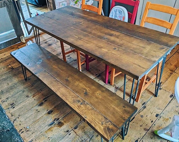 Conjunto de mesa y banco a medida con tableros de madera maciza