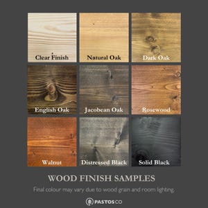 Könnte beinhalten: Holzfinish-Muster, die neun verschiedene Holzbeizfarben zeigen: Klare Oberfläche, Natur Eiche, Dunkle Eiche, Englische Eiche, Jacobean Eiche, Palisander, Nussbaum, Verwittertes Schwarz und Festes Schwarz.  "WOOD FINISH SAMPLES" und "Final colour may vary due to wood grain and room lighting." sind unter den Mustern gedruckt.  "PASTOS CO" ist unter dem Text gedruckt.
