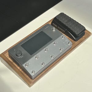 Kleines Pedalboard aus massivem Nussbaum. Optionale Belüftungslöcher für Quad Cortex. Größenoptimiert für Quad Cortex und Volume Pedal.