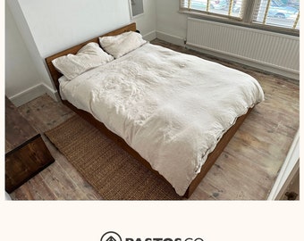 Låg plattformssäng i trä. Modern minimalistisk sängram med eller utan huvudgavel. Rustik design. Olika storlekar och utföranden tillgängliga.