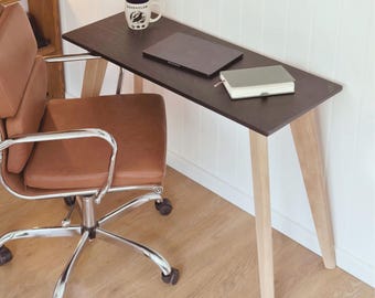 Handgemaakt bureau van eiken- en beukenhout.  Klein modern thuiskantoor uit het midden van de eeuw. Minimalistisch bureau in Scandinavische stijl met hardhouten eiken poten.