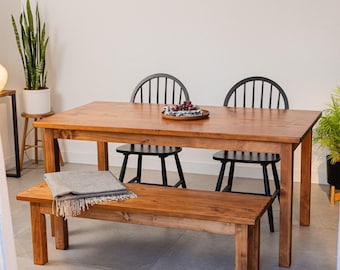 Boerderij eettafel en bijpassende banken. Allemaal van hout met duurzaam geproduceerd, langzaam gegroeid hout. Handgemaakt op bestelling en aanpasbaar.