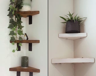Rustieke houten hoekplank. Driehoekige plank voor keuken, kantoor, woonkamer, slaapkamer. Rekken voor opslag. Industriële of zwevende beugels.