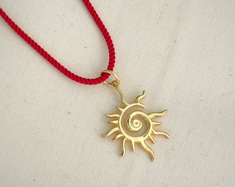 Collana in argento sterling 925, Collana sole d'oro, Collana amante del sole, Collana piastra d'oro, Collana con cordino rosso, Collana rossa minimale,