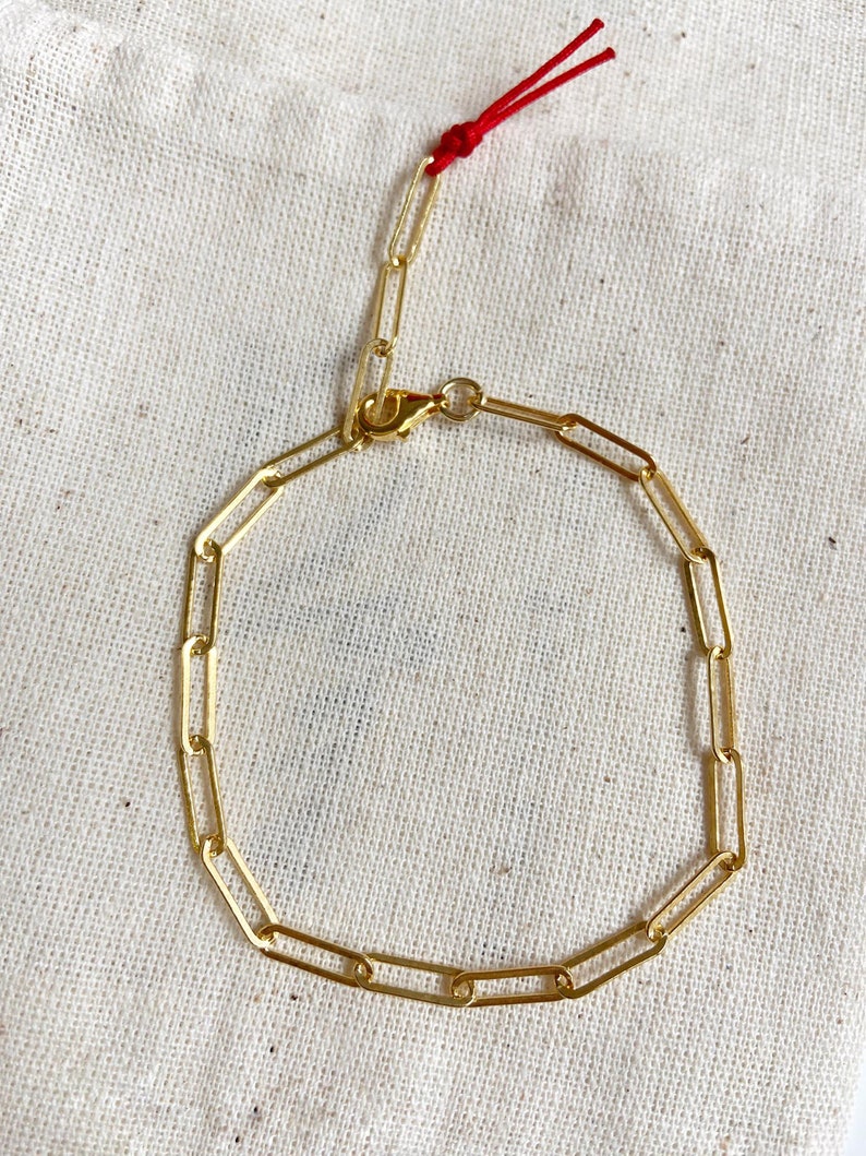 Pode incluir: Um bracelete de corrente dourada com fecho de lagosta. O bracelete &eacute; feito de uma s&eacute;rie de elos retangulares.
