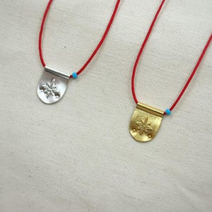 Halsband med rött snöre, Nordstjärnehalsband, Silverpläterat halsband, Guldpläterat halsband, Stjärnpläterad berlock, Talisman med röd snöre