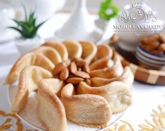 Crescent cookies Kaab El Ghzal, Soft almond pastry stuffed, Moroccan cookies GAZELLE HORNS, Cornes de Gazelle or كعب الغزال