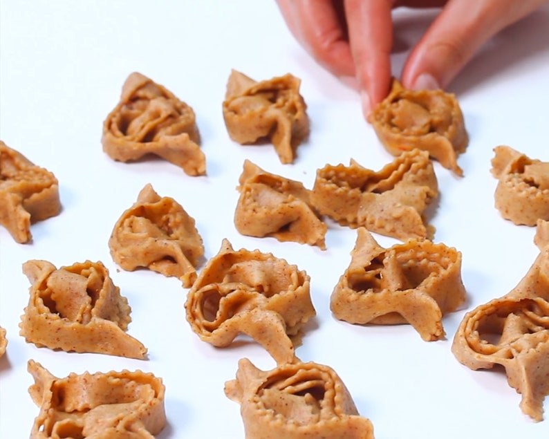 CHEBAKIA moroccan cookies for ramadan, homemade pastry with almonds image 3