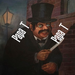 Puede incluir: Una pintura de un hombre con un sombrero de copa negro y un abrigo sosteniendo un cuchillo. El hombre tiene bigote y una expresi&oacute;n siniestra. La pintura est&aacute; ambientada en una pared de ladrillo con las palabras "Papa T" escritas a ambos lados del hombre.