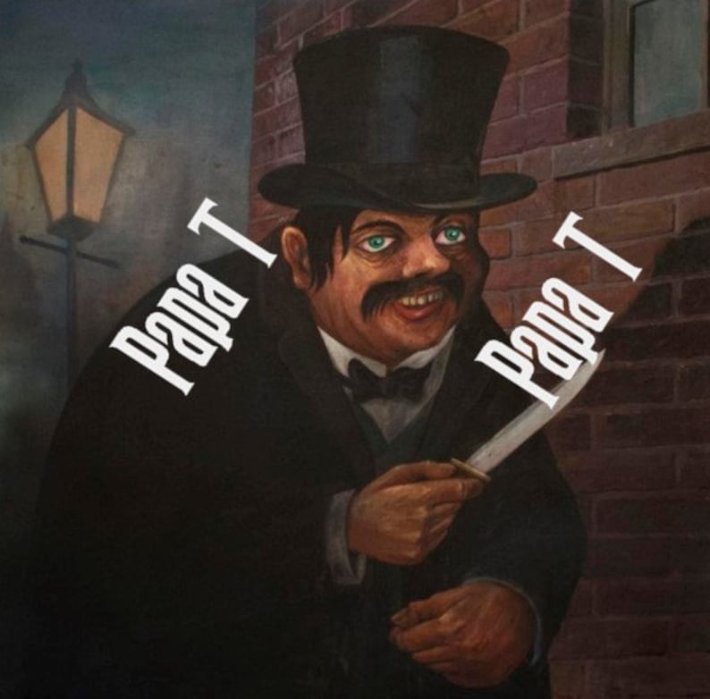 Puede incluir: Una pintura de un hombre con un sombrero de copa negro y un abrigo sosteniendo un cuchillo. El hombre tiene bigote y una expresi&oacute;n siniestra. La pintura est&aacute; ambientada en una pared de ladrillo con las palabras "Papa T" escritas a ambos lados del hombre.