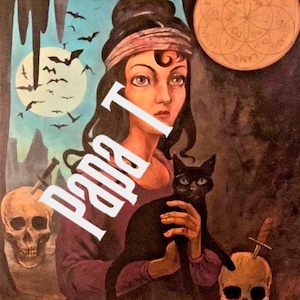 Puede incluir: Una mujer con cabello oscuro y una diadema sostiene un gato negro en sus brazos. Lleva un vestido morado y est&aacute; de pie frente a una cueva con murci&eacute;lagos volando alrededor. Hay dos cr&aacute;neos con dagas en ellos en el suelo.