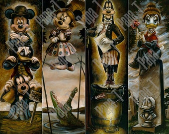 Puede incluir: Un conjunto de cuatro ilustraciones de estilo vintage con Mickey Mouse, Minnie Mouse, Goofy y Daisy Duck. Cada personaje se representa en un entorno diferente, con Mickey Mouse de pie sobre un tronco en un pantano, Minnie Mouse haciendo equilibrio en una cuerda floja, Goofy de pie sobre un barril con una vela y Daisy Duck sentada en una lápida. Las ilustraciones están pintadas en un estilo oscuro y melancólico con un toque vintage.