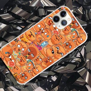 Könnte beinhalten: Eine Handyhülle mit einem sich wiederholenden Muster von Cartoon-Bären mit verschiedenen Ausdrücken. Die Bären sind hauptsächlich braun und orange, mit weißen Akzenten. Die Hülle hat einen weißen Rand und einen Kameraausschnitt.