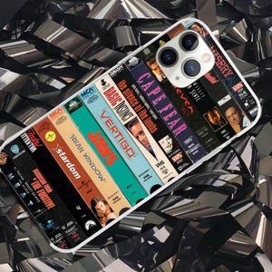 Colección de películas de suspense en VHS, funda para iPhone 17/16/15, estilo nostálgico de los 80 y 90.