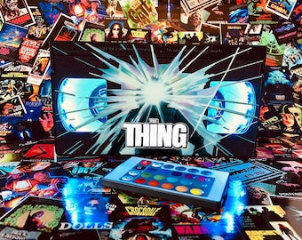 Póster de película de terror Thing VHS, luz VHS, impresión VHS, años 70, 80 y 90, regalo de Horror Thing, cintas VHS de terror, lámpara VHS, luz de noche retro VHS, lámpara de mesa