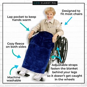 Puede incluir: Una manta de silla de ruedas de forro polar azul con correas ajustables para evitar que las piernas se enganchen en las ruedas. Tiene un bolsillo para el regazo para mantener las manos calientes y es lavable a m&aacute;quina.