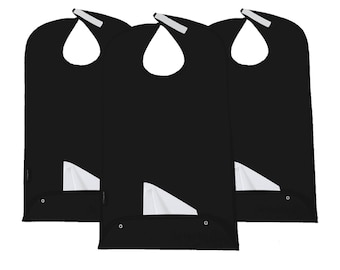 Puede incluir: Tres baberos negros con un bolsillo blanco en la parte delantera. Los baberos tienen un agujero para la cabeza y dos broches a presión en la parte inferior.