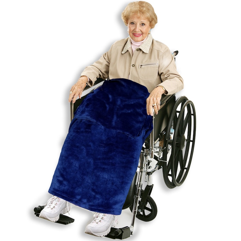 Puede incluir: Una mujer en silla de ruedas lleva una manta de forro polar azul sobre las piernas. La manta es suave y c&aacute;lida, y es perfecta para mantenerla c&oacute;moda en una silla de ruedas.