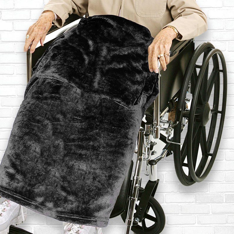 Manta para silla de ruedas de forro polar azul marino Classy Pal con bolsillo para el regazo imagen 7