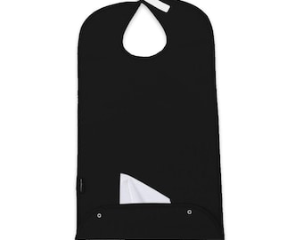 Puede incluir: Babero negro con un bolsillo blanco y dos cierres a presión. El babero tiene una abertura para el cuello y una correa blanca.