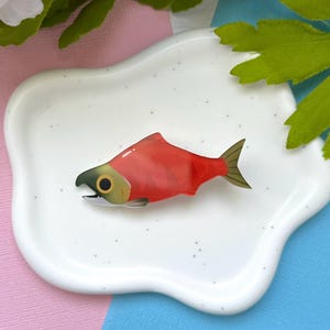 赤いベニザケのアクリル製ヘアクリップ